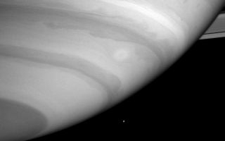 Mimas diminutas, Saturno enorme