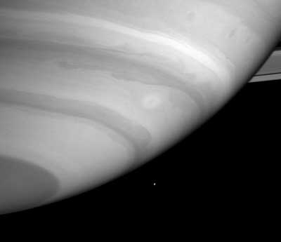 Крошечный Мимас, Огромный Сатурн