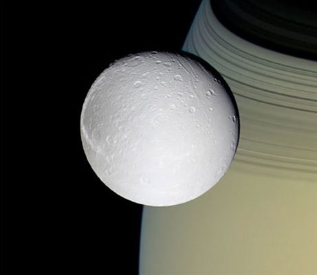 Mimas nhỏ, sao Thổ khổng lồ