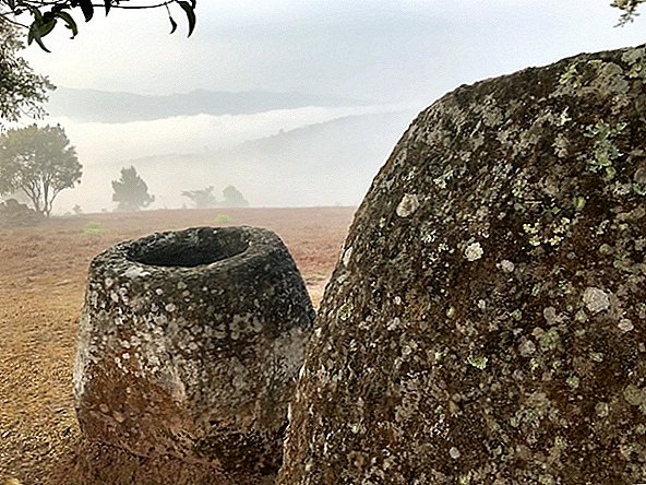 Muistses Laoses hiiglaste poolt valmistatud inimkehade valmistatud 10-jalad kõrged kivipurgid