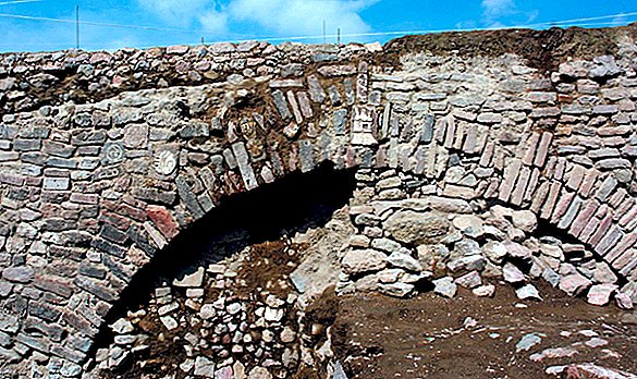 Túnel do século XVII decorado com esculturas pré-hispânicas descobertas no México