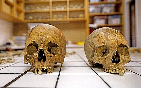 2 scheletri schierati in Bling trovati all'interno del sarcofago nell'antica città romana