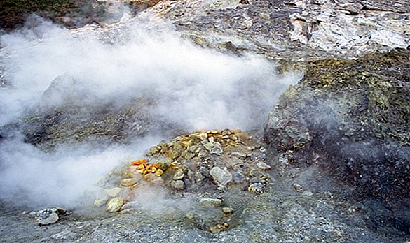 3 personer dör efter att ha fallit i vulkanisk krater