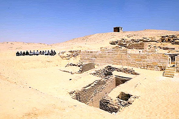 Cimetière vieux de 4500 ans et sarcophages découverts par les pyramides de Gizeh
