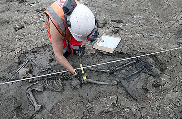 500-χρονο σώμα του ανθρώπου που φορούν παπούτσια μουνί που βρέθηκαν στην κατασκευή αποχετεύσεων στο Λονδίνο