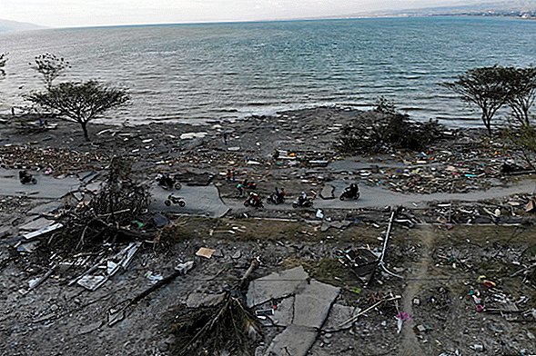 Jordskjelv på 7,5 og Tsunami ødelegger Indonesia