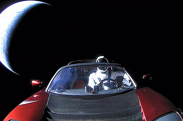 بعد عام واحد من Joyride في الفضاء ، من المحتمل أن يكون Starman قد حطم سيارة Elon Roadster