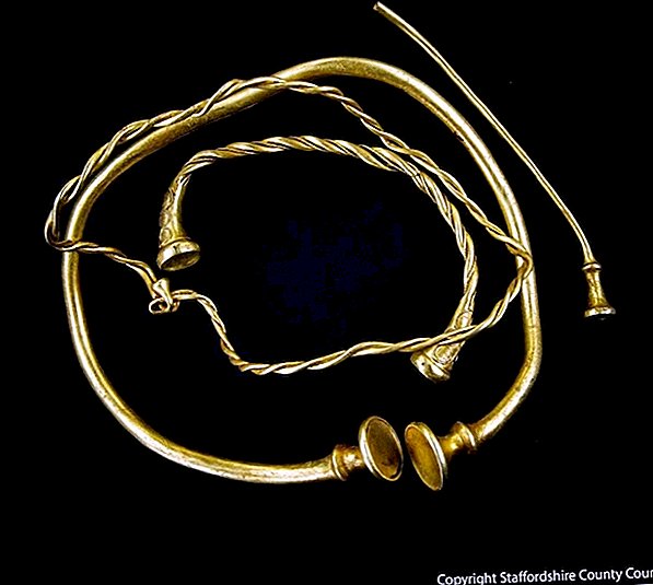 Caçadores de tesouros amadores encontram jóias de ouro com 2.000 anos