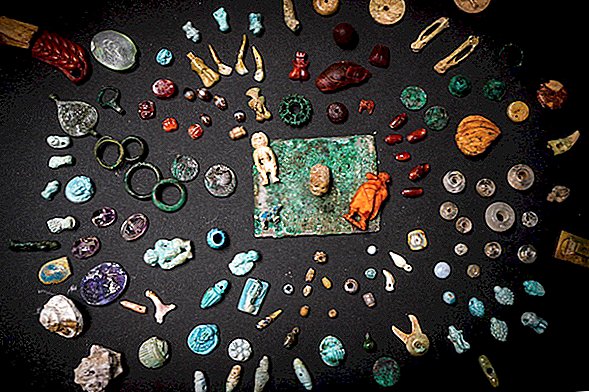 Amulety božstev, lebek a falů nalezené ve starověkých Pompejích