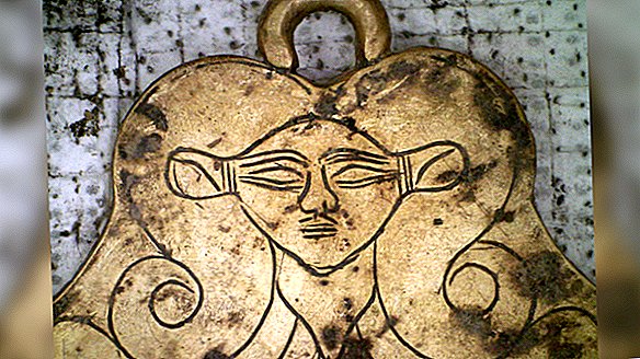 ギリシャで発見された王女を抱くかもしれない古代の金張りの墓