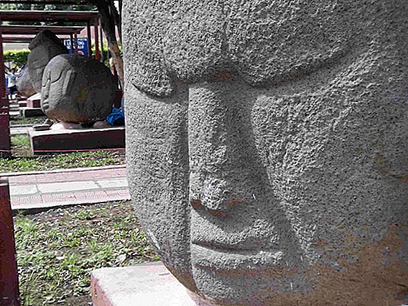 Oude Guatemalteekse beeldhouwers die willens en wetens magnetische 'dikke buik'-standbeelden hebben gemaakt