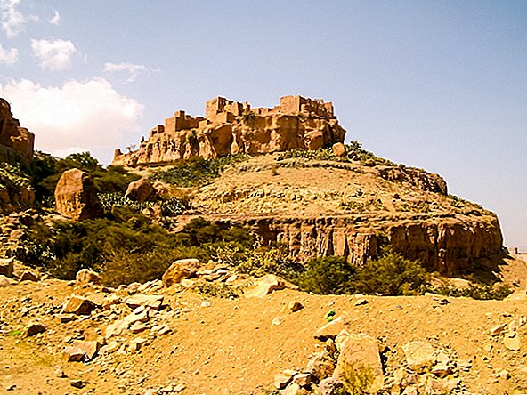 예멘에서 알 수없는 신의 사원을 잃어버린 고대 비문