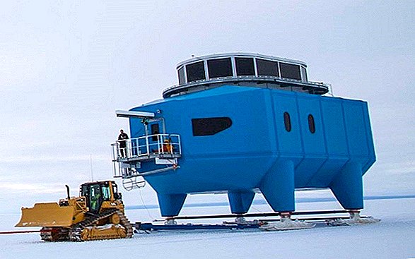 Laboratoire scientifique antarctique en marche pour échapper à la glace qui se brise