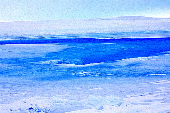 Снимки на Антарктида: Езерото от стопилката, скрито под леда