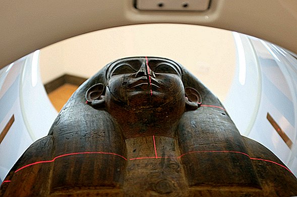 Arheologii au fost surprinși să găsească mumia unei preotețe egiptene în acest sicriu „gol”.