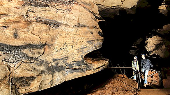 Cherokee escribió mensajes hacia atrás en la cueva para hablarle al mundo espiritual