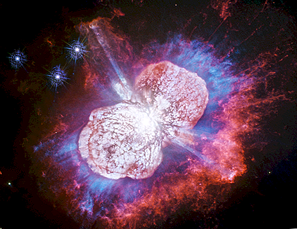 Kosmisch vuurwerk gloeit rood, wit en blauw in epische Hubble-foto