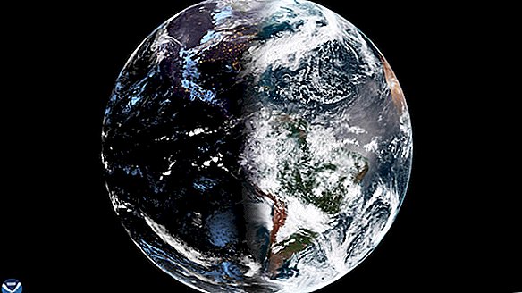 Dag en nacht zijn perfect gebalanceerd in de lente Equinox-foto uit de ruimte