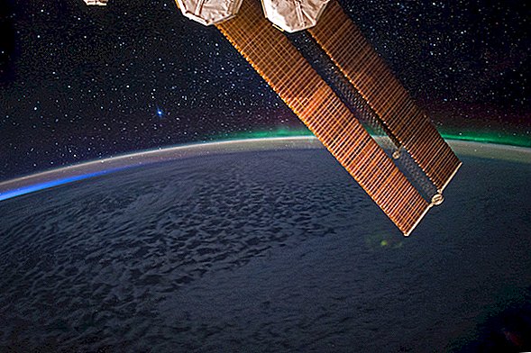 Apakinantis auros šokis pietiniame horizonte astronauto nuotraukoje