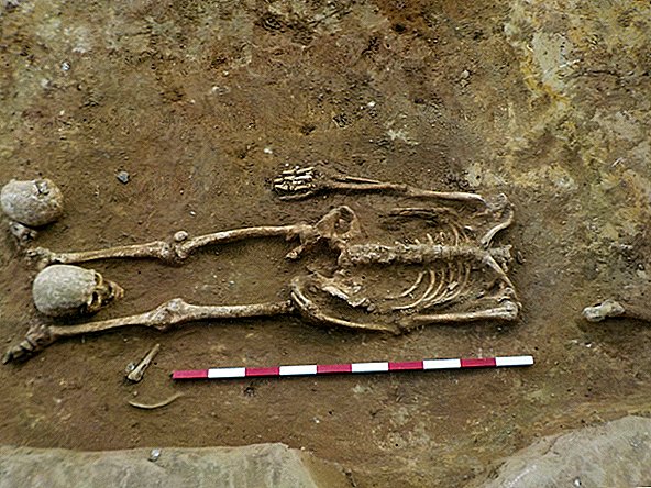 Hovedhovedede skeletter med hoveder mellem deres ben, afdækket på den romerske kirkegård