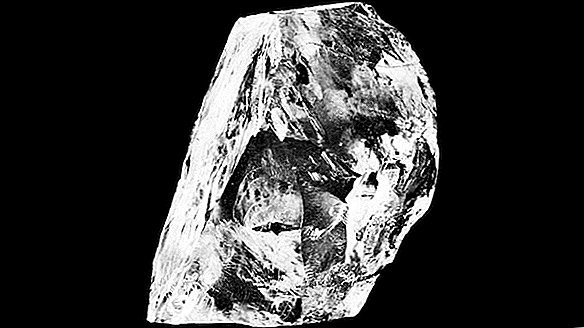الماس المدفون 400 ميل تحت السطح يمكن أن يفسر الزلازل الغامضة