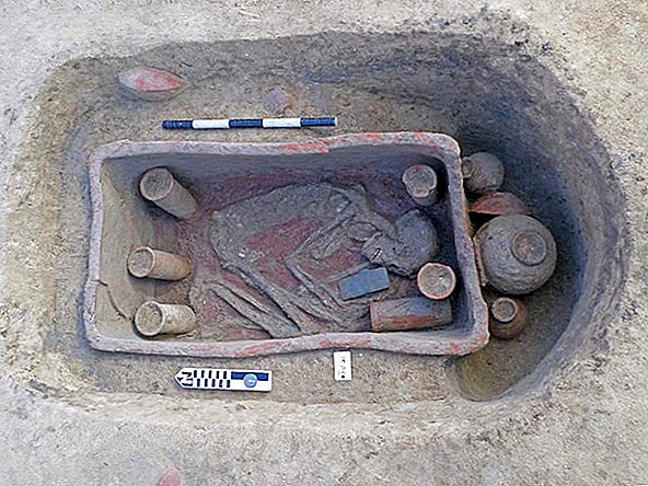 Des dizaines de tombes égyptiennes antiques trouvées avec des cercueils d'argile rares