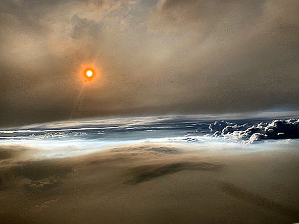 La misteriosa "nuvola di fuoco" galleggia come una struttura aliena sopra Washington