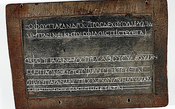 Même les anciens Égyptiens avaient des devoirs, des spectacles de tablettes conservées