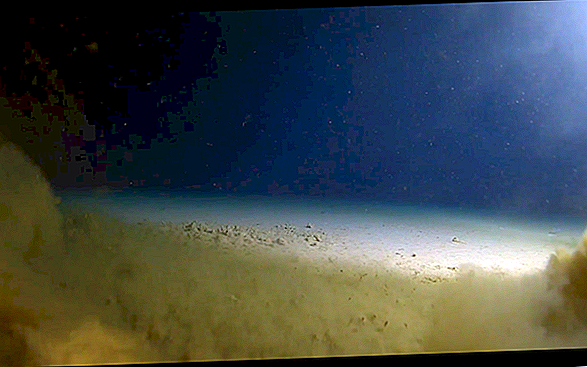 익스플로러는 마리아나 해구의 바닥에 도달하고, 가장 깊은 다이빙 기록을 남깁니다.