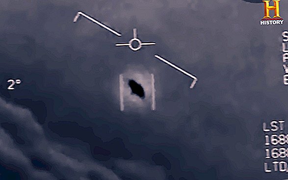 يقول طيار البحرية "أسطول من UFOs تتبع الطائرات الأمريكية