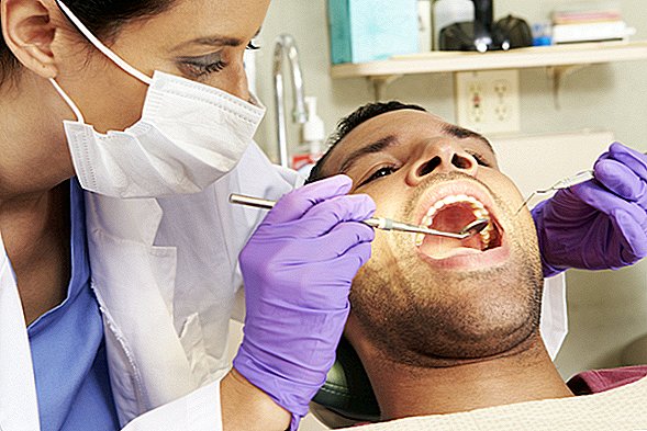 구강암의 위험을 낮추기위한 치실과 치과 의사