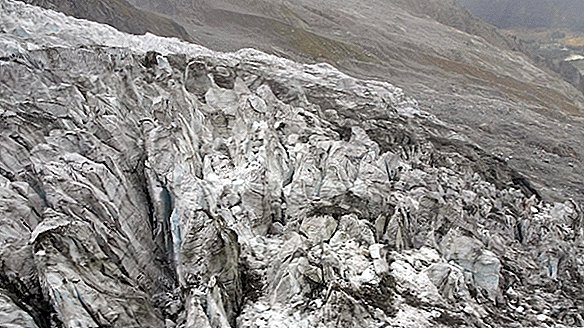 يحذر المسؤولون من وجود قطعة عملاقة من جبل مونت بلانك الجليدي على حافة الانهيار