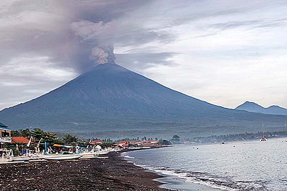 Obří sopka na Bali chrlí oblaky jasanů, může brzy vybuchnout