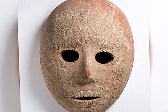 Strašidelná, 9 000 let stará kamenná maska ​​objevená v poli na západním břehu