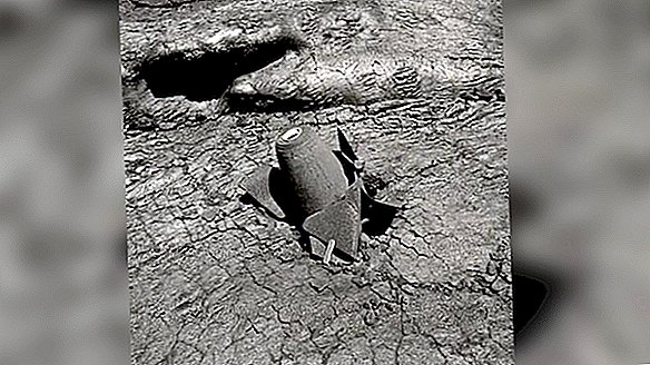 हिकर 1935 में मौना लोआ ज्वालामुखी में गिराए गए बमों को ढूंढता है