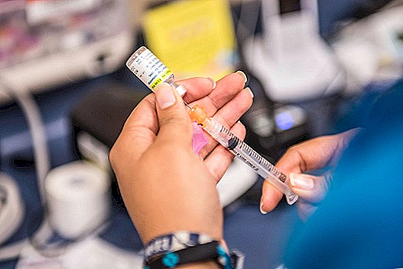 Vắc-xin HPV chỉ được chấp thuận cho người lớn đến 45 tuổi. Họ có nên tiêm không?