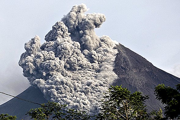 سحابة رماد ضخمة تنفجر خارج البركان الإندونيسي