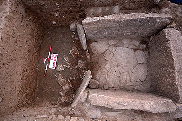 Menschliche Opfer umgeben altes mesopotamisches Grab