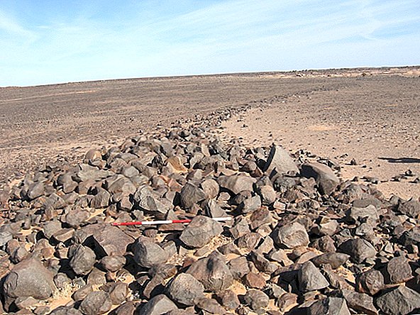 اكتشاف المئات من الهياكل الحجرية الغامضة في الصحراء الغربية