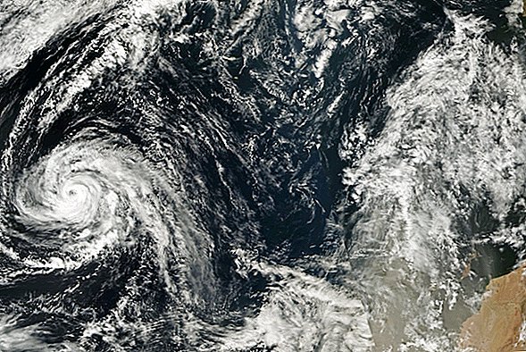 Orkaan Ophelia haruldastel radadel Iirimaa poole, U.K.