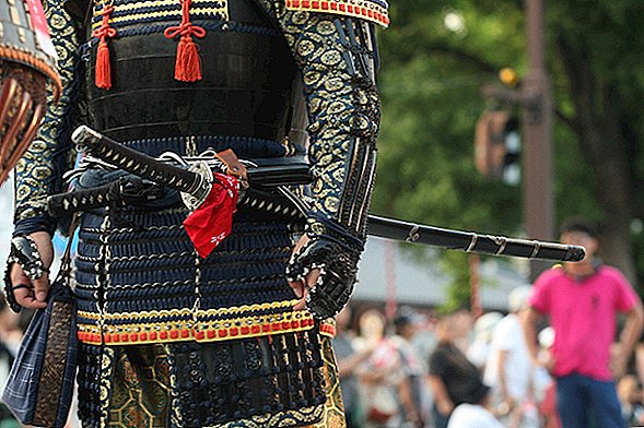 Dalam Imej: Potong Potong dari Samurai Pedang dan Machetes