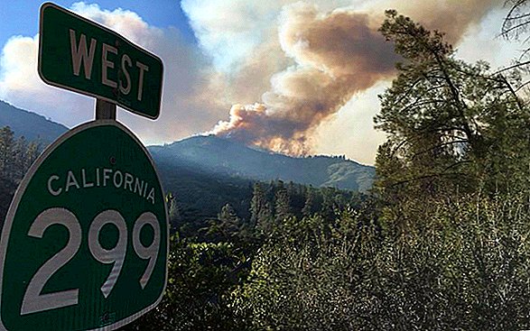 写真：カリフォルニア北部に広がる致命的なカー火災