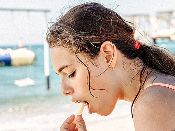 האם זה מסוכן לאכול ממש לפני שאתה שוחה?