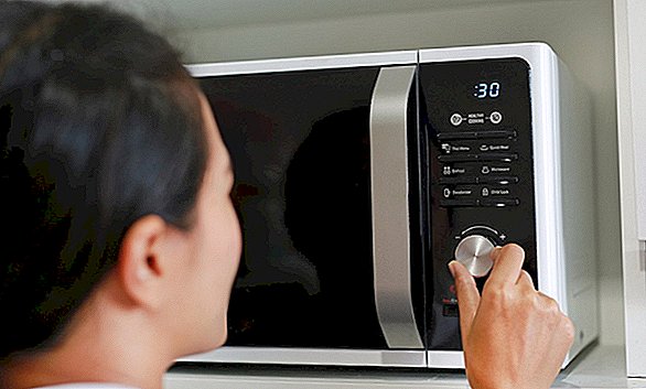 Adakah selamat untuk berdiri di hadapan ketuhar gelombang mikro?