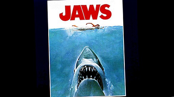 Плакат кінофільму "Щелепи" оживає на фотографії жахливої ​​акули