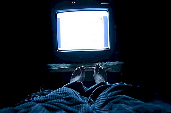 Å holde TV-en på om natten kan føre til vektøkning