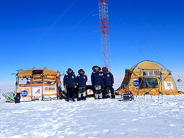زلاجة طائرة ورقية تتسلق القبة الجليدية في القطب الجنوبي ، وهي واحدة من أكثر الأماكن برودة على الأرض