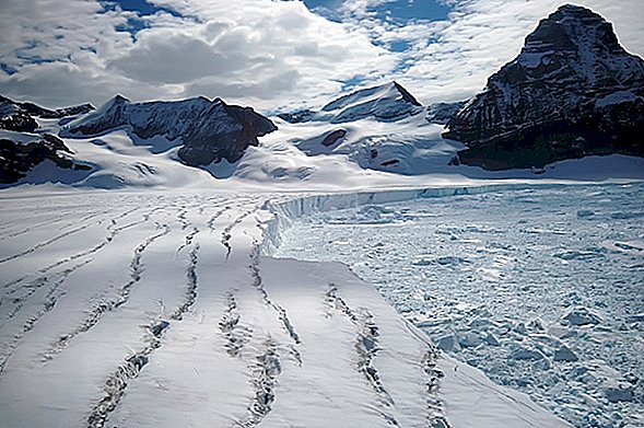Seen aus geschmolzenem Schnee biegen die Eisschelfs der Antarktis buchstäblich in zwei Hälften