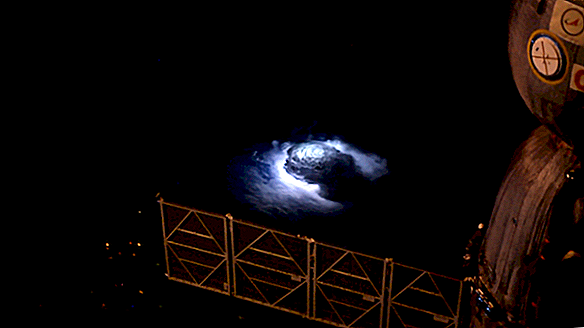 Lynbolter lager glødende Auroral 'alver' og strålende gamma-ray blinker