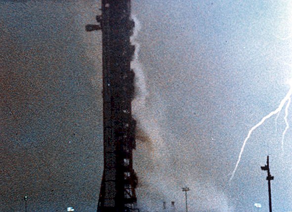 Úder blesku téměř zabil misi Apollo 12